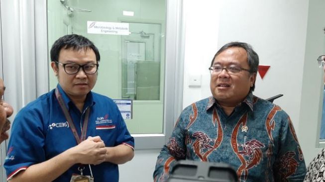 Menteri Riset dan Teknologi (Menristek) sekaligus Kepala Badan Riset dan Inovasi (BRIN) Prof. Bambang P.S. Brodjonegoro (Kanan). (Suara.com/Dini Afrianti Efendi)  