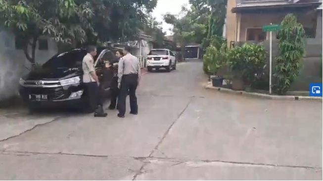 Rumah Teddy di Bandung didatangi sejumlah polisi, Rabu (8/1/2020). [Herwanto/Suara.com]