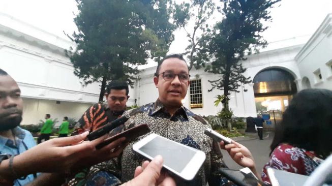 Gubernur DKI Jakarta Anies Baswedan usai mengikuti rapat intern di Istana Kepresidenan Jakarta pada Rabu (8/1/2020). [Suara.com/Ummi Hadyah Saleh]