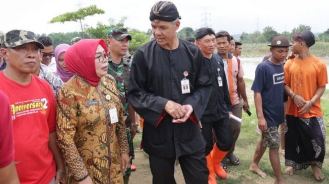 Gubernur Jateng Ganjar Pranowo menengok daerah terdampak banjir Grobogan. [Antara]