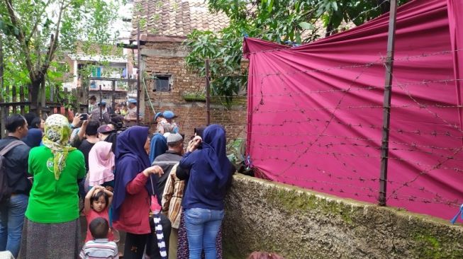 Makam mantan istri Sule, Lina Jubaedah dibongkar. (Antara)