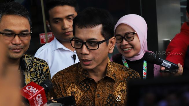 Menteri Pariwisata dan Ekonomi Kreatif Wishnutama Kusubandio memberikan keterangan pers kepada wartawan di gedung KPK  Jakarta, Kamis (9/1). [Suara.com/Alfian Winanto]
