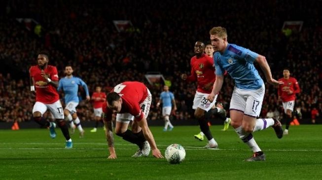 Aksi gelandang Manchester City, Kevin de Bruyne pada pertandingan melawan Manchester United di semifinal Piala Liga Inggris. (PAUL ELLIS / AFP)