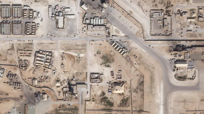 Gambar satelit terlihat kerusakan pangkalan udara AS di Ain al-Asad setelah terkena roket dari Iran di Irak barat, Rabu (8/1). [HO/Planet Labs Inc/AFP]