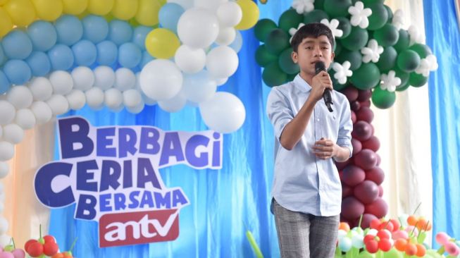 Betrand Peto menghibur anak-anak yatim di ultah ke-50 bos ANTV Otis Hahijary. [Instagram]