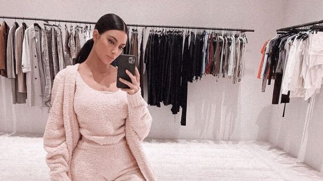 Kim Kardashian Mengaku Punya 30 Ribu Baju, Berakhir Cuma Disimpan di Gudang