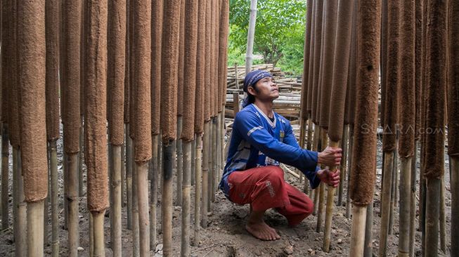 Proses pembentukan dan penjemuran hio yang dibuat dari kayu di Gang Gledek, Tangerang, Rabu (08/01).[Suara.com/Alfian Winanto]