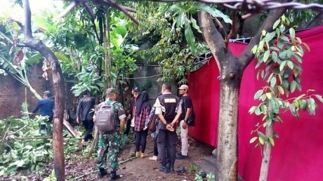 Sejumlah petugas membongkar makam Lina Jubaedah, mantan istri komedian Sule, di Sekelimus Utara, Kamis (9/1/2020). (Ayobandung.com/Faqih Rohman Syafei)