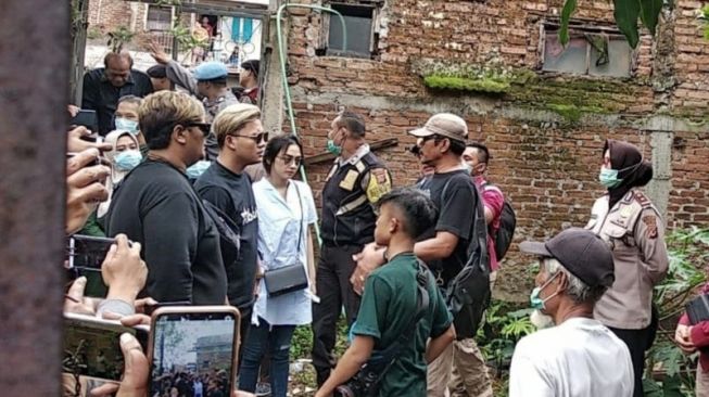 Makam mantan istri Sule, Lina Jubaedah dibongkar. (Antara)