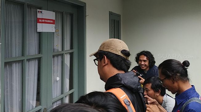 Wartawan memotret ruang kerja komisioner KPU Wahyu Setiawan yang telah disegel KPK di Kantor KPU, Jakarta, Kamis (9/1). [Suara.com/Fakhri]