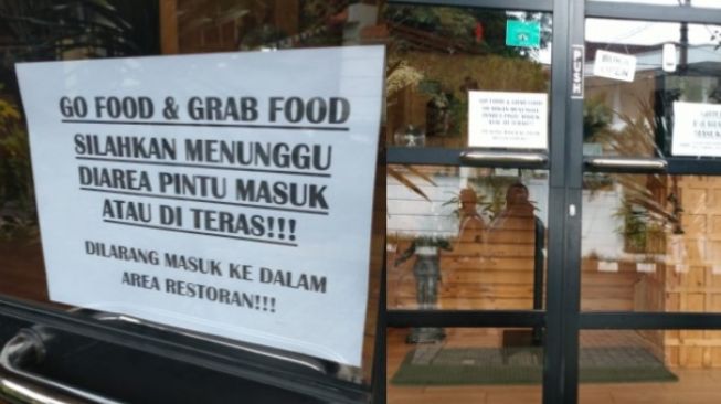 Larangan sopir ojol masuk ke dalam restoran. (Twitter/@GojekOnTwit)