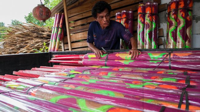 Hio atau dupa yang siap untuk dikirim ke Vihara dalam menyambut hari Raya Imlek di Gang Gledek, Tangerang, Rabu (08/01). [Suara.com/Alfian Winanto]