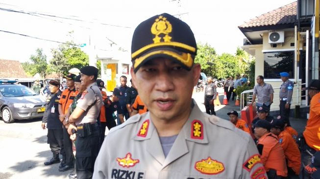 Kapolres Sleman AKBP Rizky Ferdiansyah memberi keterangan kepada wartawan usai menggelar apel kesiapsiagaan bencana di Mapolres Sleman, Kamis (9/1/2020). - (SUARA/Baktora)