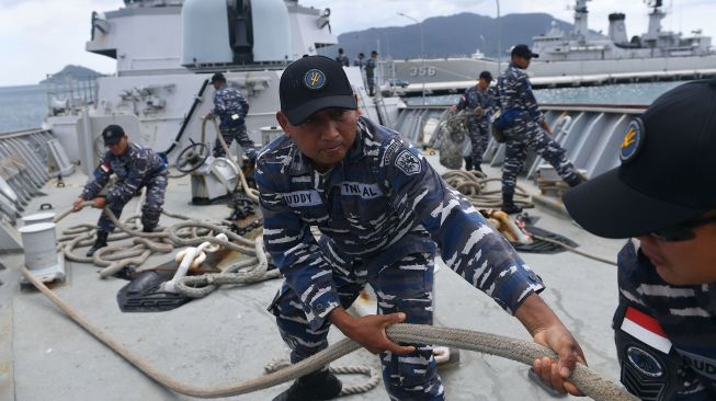 Prajurit KRI Usman Harun-359 menarik tros saat akan meninggalkan Faslabuh Lanal Ranai, Selat Lampa, Natuna, Kepulauan Riau, Kamis (9/1). [ANTARA FOTO/M Risyal Hidayat]
