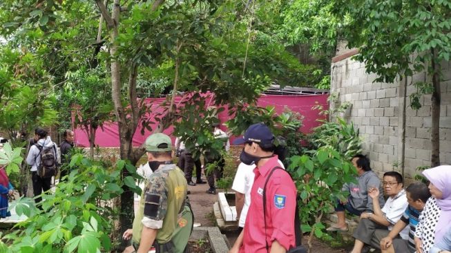 Makam mantan istri Sule, Lina Jubaedah dibongkar. (Antara)