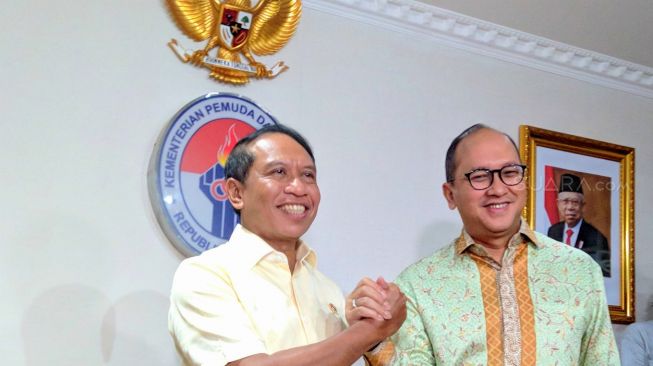 CdM Indonesia untuk Olimpiade 2020, Rosan P. Roeslani (kanan) bersama Menpora Zainudin Amali di Gedung Kemenpora, Senayan, Jakarta, Kamis (9/1/2020). [Suara.com/Arief Apriadi]