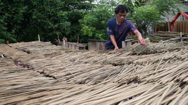 Hio atau dupa yang siap untuk dikirim ke Vihara dalam menyambut hari Raya Imlek di Gang Gledek, Tangerang, Rabu (08/01). [Suara.com/Alfian Winanto]