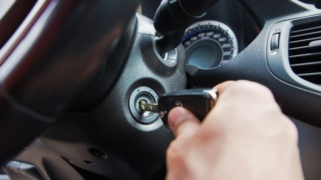 Tindakan melakukan starter mobil atau kontak menyalakan mesin kendaraan. Sebagai ilustrasi [Shutterstock].