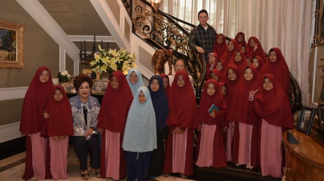 Otis Hahijary memboyong anak-anak yatim ke rumahnya yang terkenal mewah. [Instagram]