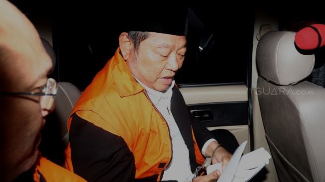 Bupati Sidoarjo Saiful Ilah mengenakan rompi tahanan KPK usai menjalani pemeriksaan pasca operasi tangkap tangan di Gedung KPK, Jakarta, Kamis (9/1). [Suara.com/Angga Budhiyanto]