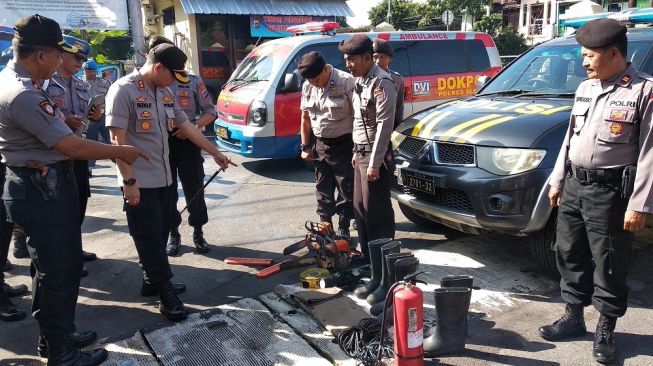 Kapolres Sleman AKBP Rizky Ferdiansyah mengecek perlengkapan alat penanggulangan bencana tiap polsek saat menggelar apel kesiapsiagaan bencana di Mapolres Sleman, Kamis (9/1/2020). - (SUARA/Baktora)