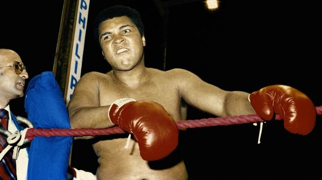 Mendiang legenda tinju dunia Muhammad Ali saat berlatih di Manila, Filipina pada September 1975. [Shutterstock]