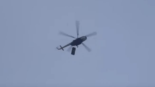 Pria yang melempar mobil Mercedes dari Helikopter. (Youtube/????? ?????)