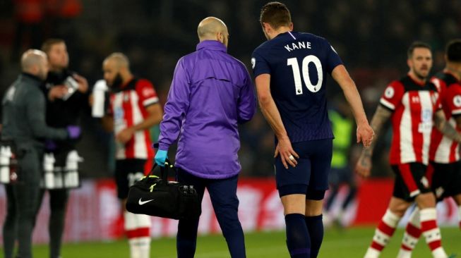 Penyerang Tottenham Hotspur, Harry Kane (kanan) mengalami cedera pada laga Liga Inggris 2019/2020 kontra Southampton, 1 Januari 2020 lalu. [ADRIAN DENNIS / AFP]