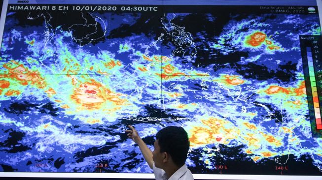 Petugas Badan Meteorologi, Klimatologi dan Geofisika (BMKG) memantau monitor citra satelit cuaca di gedung BMKG, Jakarta, Jumat (10/1).[ANTARA FOTO/Rivan Awal Lingga]