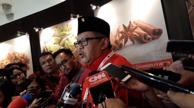 Sekjend PDIP Hasto Kristiyanto di sela-sela Rakernas PDIP di JIEXPO Kemayoran, Jakarta, Jumat (10/1/2020) malam. [Suara.com/Novian Ardiansyah]