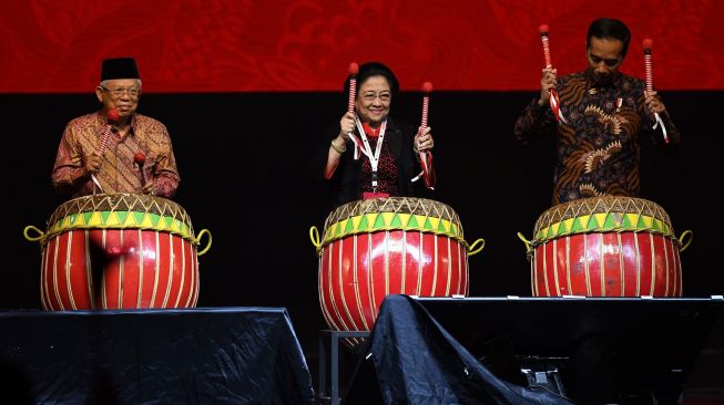 Ketua Umum PDI Perjuangan Megawati Soekarnoputri (tengah) bersama Presiden Joko Widodo (kanan) dan Wakil Presiden Ma'ruf Amin (kiri) memukul alat musik gendang saat meresmikan pembukaan Rapat Kerja Nasional (Rakernas) I PDI Perjuangan di Jakarta, Jumat (10/1).[ANTARA FOTO/Aditya Pradana Putra]
