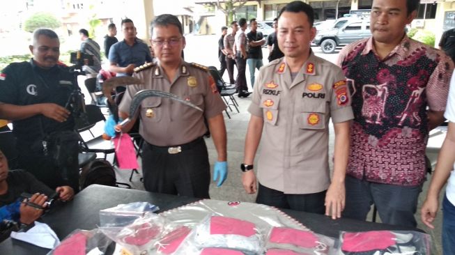 Polisi menujukkan sejumlah barang bukti yang digunakan pelaku penganiayaan dan perusakan warung makan di wilayah Sleman di Mapolda DIY, Jumat (10/1/2020). - (SUARA/Baktora)