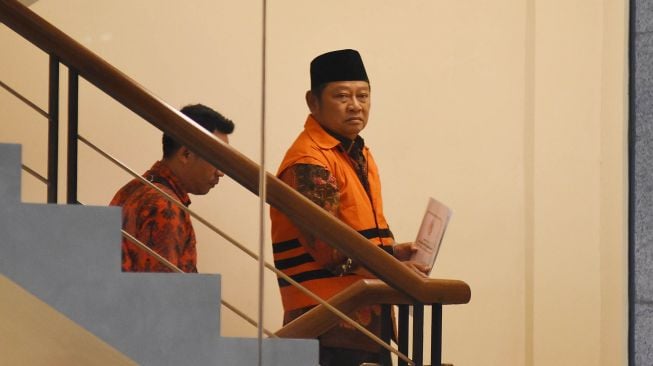 Bupati Sidoarjo nonaktif Saiful Ilah (kanan) memasuki gedung KPK untuk menjalani pemeriksaan di Jakarta, Jumat (10/1). [ANTARA FOTO/Indrianto Eko Suwarso]