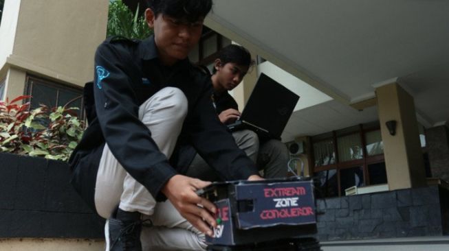 Mantab, Mahasiswa UNS Ciptakan Robot yang Bisa Temukan Korban Bencana