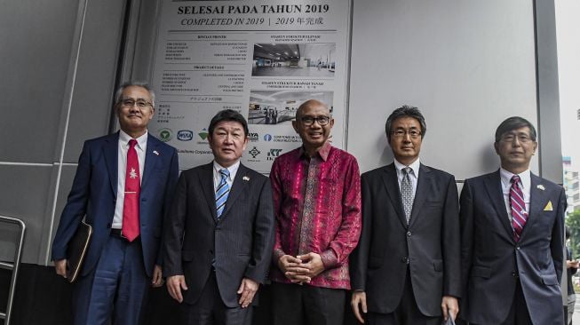 Menteri Luar Negeri Jepang Toshimitsu Motegi (kedua kiri) berfoto bersama Duta Besar Jepang untuk RI Masafumi Ishii (kiri), Duta Besar Jepang untuk ASEAN Akira Chiba (kanan), Chief Representative JICA Indonesia Yamanaka Shinichi (kedua kanan) dan Direktur Utama PT MRT Jakarta William P Sabandar saat melakukan kunjungan ke Stasiun MRT di Jakarta, Jumat (10/1). [ANTARA FOTO/Muhammad Adimaja]