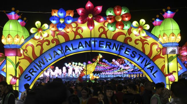 Pengunjung memadati Sriwijaya Lantern Festival di Palembang, Sumatera Selatan, Sabtu (11/1). [ANTARA FOTO/Nova Wahyudi]