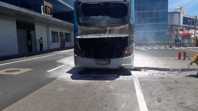 Bus Penumpang Terbakar di Dalam Area Bandara Ngurah Rai Bali