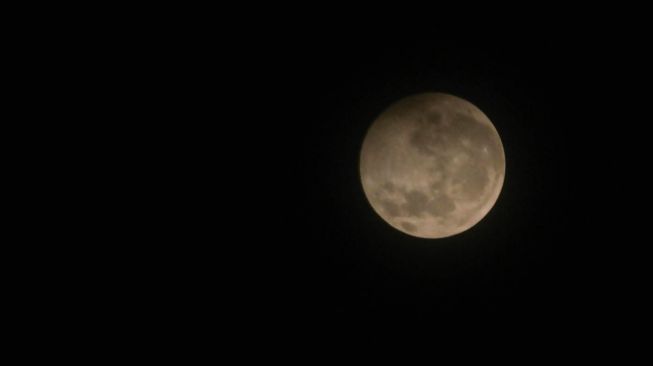 Cahaya bulan purnama terlihat redup saat memasuki fase Gerhana Bulan Penumbra di langit Kota Lhokseumawe, Aceh, Sabtu (11/1) dini hari. [ANTARA FOTO/Rahmad]