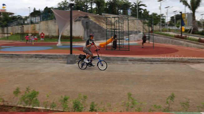 Warga beraktifitas di depan Alun-Alun Kota Depok,Depok, Jawa Barat, Sabtu (11/01). [Suara.com/Alfian Winanto]
