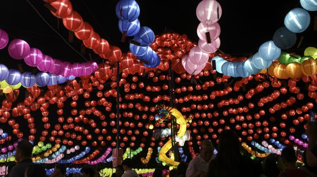 Pengunjung memadati Sriwijaya Lantern Festival di Palembang, Sumatera Selatan, Sabtu (11/1). [ANTARA FOTO/Nova Wahyudi]