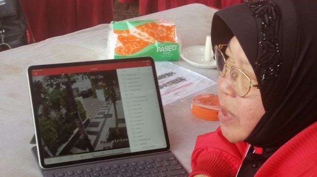 Wali Kota Surabaya Tri Rismaharini saat mengecek situasi di Kota Surabaya dengan menggunakan tablet di sela-sela Rakernas I PDI Perjuangan dan HUT Ke-47 PDIP di JIExpo Kemayoran, Jakarta, Sabtu (11-1-2020). [Antara/Syaiful Hakim]