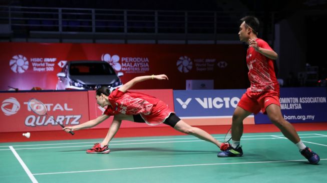 Pasangan ganda campuran Indonesia, Hafiz Faizal/Gloria Emanuelle Widjaja, melaju ke semifinal Malaysia Masters 2020 usai mengalahkan wakil China Taipei, Lee Yang/Yang Ching Tun, Jumat (10/1). [Humas PBSI]