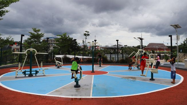 Warga beraktifitas di depan Alun-Alun Kota Depok,Depok, Jawa Barat, Sabtu (11/01). [Suara.com/Alfian Winanto]
