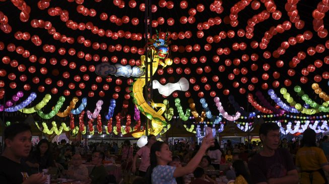 Pengunjung memadati Sriwijaya Lantern Festival di Palembang, Sumatera Selatan, Sabtu (11/1). [ANTARA FOTO/Nova Wahyudi]