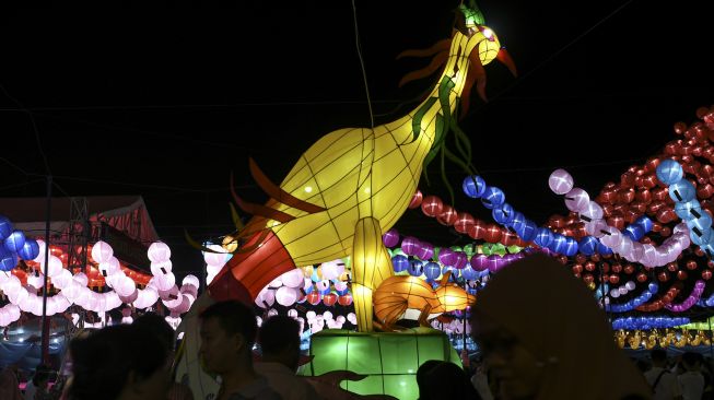 Pengunjung memadati Sriwijaya Lantern Festival di Palembang, Sumatera Selatan, Sabtu (11/1). [ANTARA FOTO/Nova Wahyudi]