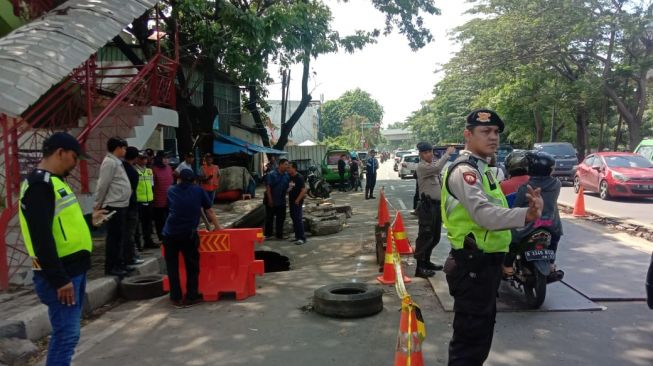 Polisi Pasang Plat Baja di Jalan Daan Mogot Kota Tangerang. (Foto dok. polisi)