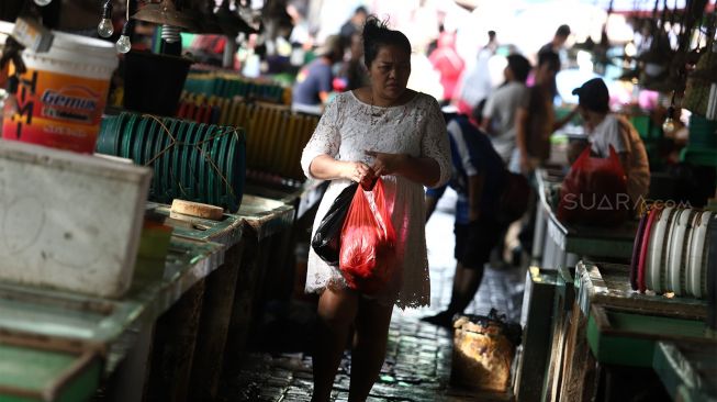 Pembeli berbelanja menggunakan kantong plastik di Pasar Minggu, Jakarta Selatan, Minggu (12/1). [Suara.com/Angga Budhiyanto]