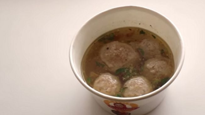 Bakso Bu Cetar salah satu menu yang disajikan Pawon & Kopi Bu Cetarrr. (Youtube/Anak Kuliner)