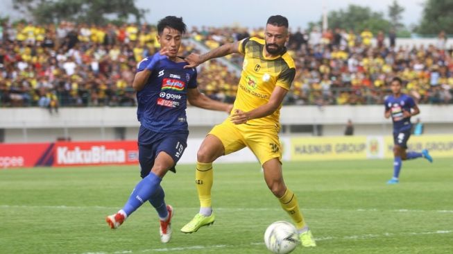 Hanif Sjahbandi Pastikan Bertahan di Arema FC