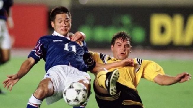 Kazuyoshi Miura saat membela Timnas Jepang di Piala Dunia 1998. (Kredit: The Sun)